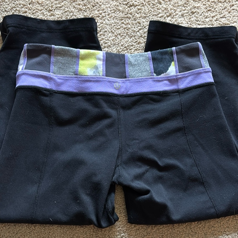 Reversible low rise Lululemon leggings, medium-wide leg, cropped